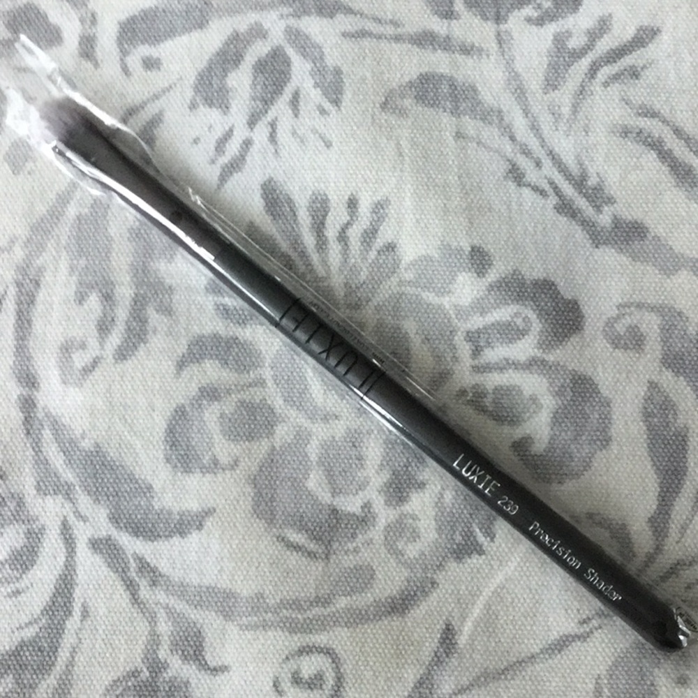 Luxie 239 Precision Shade Brush in Black